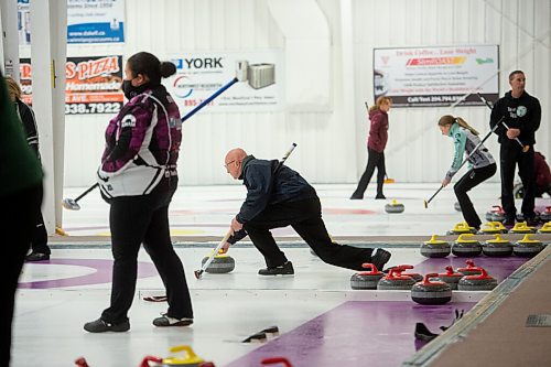 Mike Sudoma / Winnipeg Free Press
The ice was busy with league play at Assiniboine Curling Club Monday evening
October 13, 2020