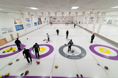 Mike Sudoma / Winnipeg Free Press
The ice was busy with league play at Assiniboine Curling Club Monday evening
October 13, 2020