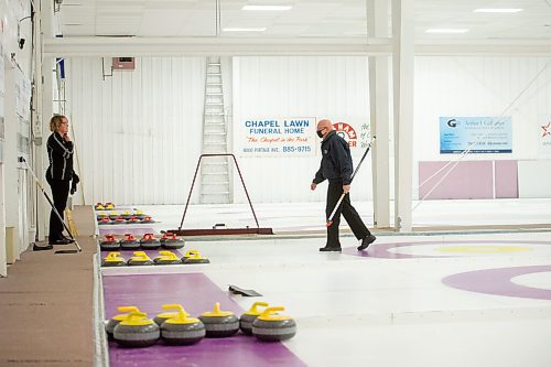 Mike Sudoma / Winnipeg Free Press
The ice was busy with league play at Assiniboine Curling Club Monday evening
October 13, 2020