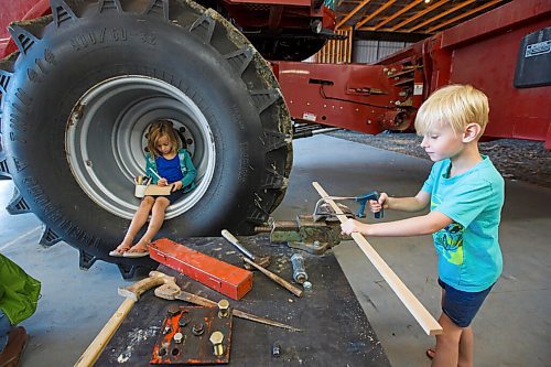 MIKE DEAL / WINNIPEG FREE PRESS
Colin Penner's kids Annalise (left) and Wren (right) spend some time in the shop.
See Eva Wasney story
200904 - Friday, September 04, 2020.