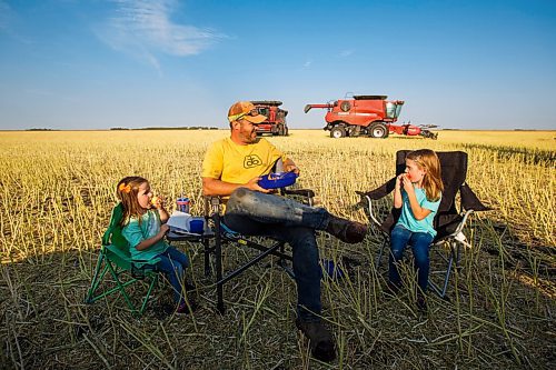 MIKE DEAL / WINNIPEG FREE PRESS
Colin Penner stops to have a quick dinner with family in the field. His brother Scott's daughters, Clara (left) and Ryleigh (right).
See Eva Wasney story
200826 - Wednesday, August 26, 2020.