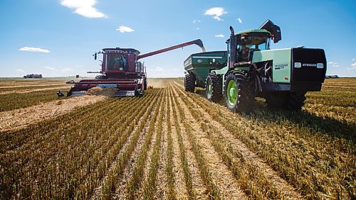 MIKE DEAL / WINNIPEG FREE PRESS
Colin Penner and his father, Calvin, drive combines to get their oat field harvested.
See Eva Wasney story
200904 - Friday, September 04, 2020.