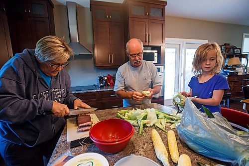 MIKE DEAL / WINNIPEG FREE PRESS
Colin Penner's parents Gloria and Calvin along with daughter Annalise prepare a lunch before the crew heads out to harvest.
See Eva Wasney story
200904 - Friday, September 04, 2020.