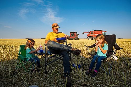 MIKE DEAL / WINNIPEG FREE PRESS
Colin Penner stops to have a quick dinner with family in the field. His brother Scott's daughters, Clara (left) and Ryleigh (right).
See Eva Wasney story
200826 - Wednesday, August 26, 2020.