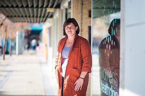 MIKAELA MACKENZIE / WINNIPEG FREE PRESS

Kat Oksanen, registered dietician at the Women's Health Clinic, poses for a portrait outside of the clinic in Winnipeg on Wednesday, Oct. 14, 2020. For Jen Zoratti story.

Winnipeg Free Press 2020