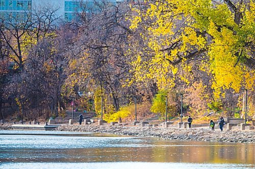 MIKAELA MACKENZIE / WINNIPEG FREE PRESS

Folks enjoy the warm fall weather on the river trail near The Forks in Winnipeg on Wednesday, Oct. 14, 2020. Standup.

Winnipeg Free Press 2020