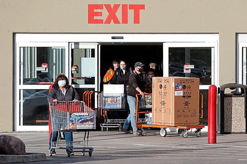 JOHN WOODS / WINNIPEG FREE PRESS
Masked shoppers exit Costco on Regent Thursday, October 15, 2020. A number of staff have quit their jobs at Costco due to poor COVID-19 pandemic procedures.

Reporter: Durrani