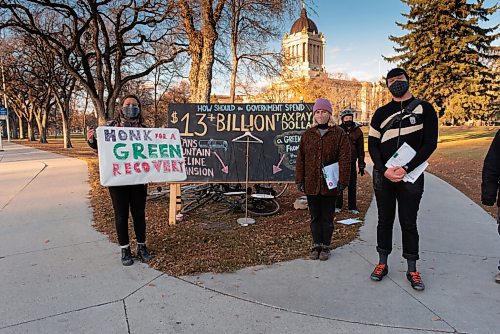 JESSE BOILY  / WINNIPEG FREE PRESS
Hannah Muhajarine, left, Laura Cameron, centre, and Daniel Friesen stop for a photo in front of the Manitoba Energy Justice Coalitions poll where they asked passersby if wanted to see their tax dollars go toward the green new deal or the Trans Mountain Pipeline at the South west corner of the legislative grounds on Thursday. Thursday, Oct. 15, 2020.
Reporter: