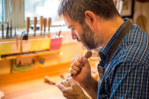 MIKAELA MACKENZIE / WINNIPEG FREE PRESS

Garth Lee works on carving a scroll in his studio, where he builds violins, violas, and cellos from scratch, in Winnipeg on Friday, Oct. 16, 2020. For Holly Harris story.

Winnipeg Free Press 2020