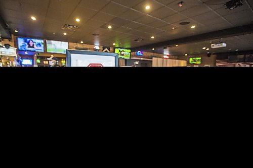 MIKAELA MACKENZIE / WINNIPEG FREE PRESS

The Four Crowns in Winnipeg on Friday, Oct. 16, 2020. Bars, beverage rooms, nightclubs, and bingo halls have been ordered to close for two weeks starting Monday. For Malak Abas story.

Winnipeg Free Press 2020