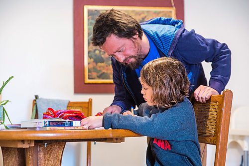 MIKAELA MACKENZIE / WINNIPEG FREE PRESS
Winter Wright and her dad, David Wright, work on school work in their home in Winnipeg on Monday, Oct. 19, 2020. The Manitoba Metis Federation has built its own online learning portal and is now providing families with homeschool support teachers. For Maggie Macintosh story.
Winnipeg Free Press 2020