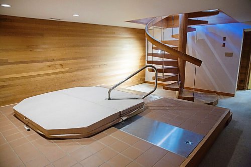 MIKE DEAL / WINNIPEG FREE PRESS
Homes resale
1170 Kildonan Drive
hot tub in the basement
201019 - Monday, October 19, 2020.