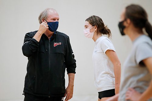 JOHN WOODS / WINNIPEG FREE PRESS
Volleyball coach Phil Hudson and the University of Winnipeg Wesmen volleyball players practice with COVID-19 masks on at the university Monday, October 19, 2020. 

Reporter: Allen