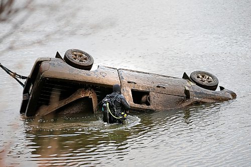JOHN WOODS / WINNIPEG FREE PRESS
A truck is removed from the Red River by Winnipeg police just south of Churchill Drive and West of the St Vital Bridge Monday, October 19, 2020. 

Reporter: ?