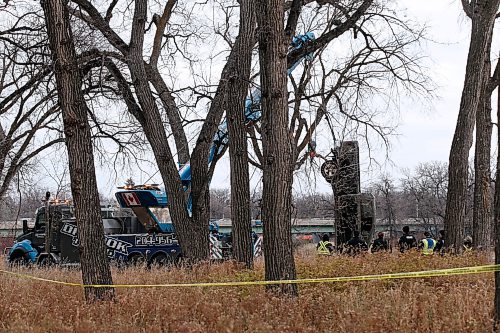 JOHN WOODS / WINNIPEG FREE PRESS
A truck is removed from the Red River by Winnipeg police just south of Churchill Drive and West of the St Vital Bridge Monday, October 19, 2020. 

Reporter: ?