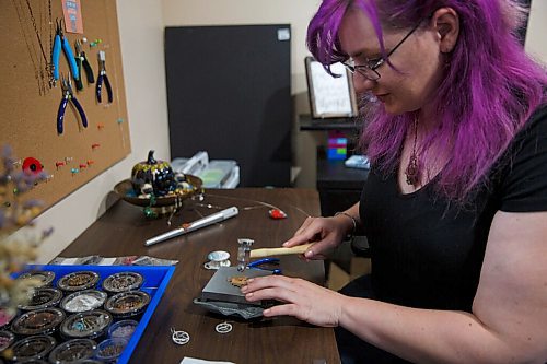 MIKE DEAL / WINNIPEG FREE PRESS
Carly Kliewer owner of Caged Designs in her work studio putting the final touches on a few pendants and earrings.
201020 - Tuesday, October 20, 2020.