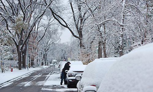 MIKE DEAL / WINNIPEG FREE PRESS
Liam McEvoy clears off his car Wednesday morning after the first snowfall of the season left over 5 centimetres on the ground.
201021 - Wednesday, October 21, 2020.