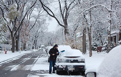 MIKE DEAL / WINNIPEG FREE PRESS
Liam McEvoy clears off his car Wednesday morning after the first snowfall of the season left over 5 centimetres on the ground.
201021 - Wednesday, October 21, 2020.