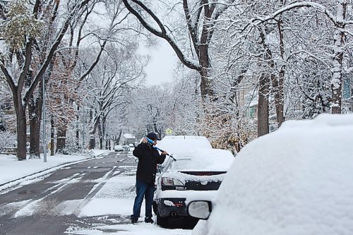 MIKE DEAL / WINNIPEG FREE PRESS
Liam McEvoy clears off his car Wednesday morning after the first snowfall of the season left over 5 centimetres on the ground.
201021 - Wednesday, October 21, 2020.