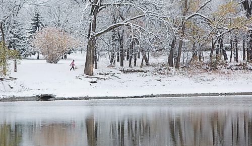 MIKE DEAL / WINNIPEG FREE PRESS
A person out for a walk in Fraser's Grove Park along the Red River, Wednesday morning, after the first snowfall of the season left over 5 centimetres on the ground.
201021 - Wednesday, October 21, 2020.
