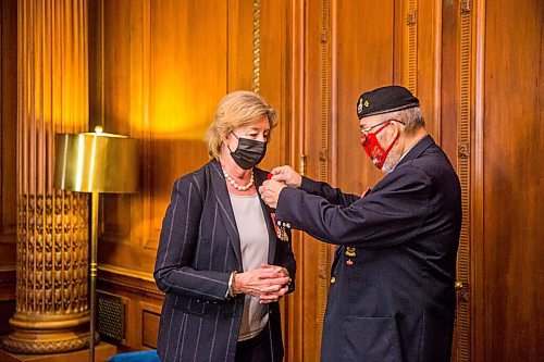 MIKAELA MACKENZIE / WINNIPEG FREE PRESS

Lt.-Gov. Janice Filmon receives the first poppy of the poppy campaign from comrade Ronn Anderson, chairman of the poppy campaign, at the Manitoba Legislative Building in Winnipeg on Wednesday, Oct. 21, 2020. Standup.

Winnipeg Free Press 2020