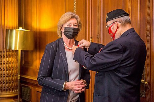 MIKAELA MACKENZIE / WINNIPEG FREE PRESS

Lt.-Gov. Janice Filmon receives the first poppy of the poppy campaign from comrade Ronn Anderson, chairman of the poppy campaign, at the Manitoba Legislative Building in Winnipeg on Wednesday, Oct. 21, 2020. Standup.

Winnipeg Free Press 2020