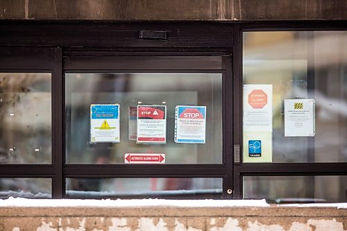 MIKAELA MACKENZIE / WINNIPEG FREE PRESS

Signs on the door at Parkview Place personal care home in Winnipeg on Wednesday, Oct. 21, 2020. For Jason Bell story.

Winnipeg Free Press 2020