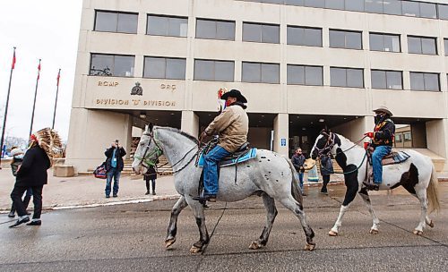 MIKE DEAL / WINNIPEG FREE PRESS
Indigenous leaders and allies take part in a Horse Spirit Ride for the Mikmaq lobster fishers that began at the at the Royal Canadian Mounted Police (RCMP) Headquarters on Portage Avenue and went to the front steps of the Manitoba Legislative building, Wednesday afternoon.
201021 - Wednesday, October 21, 2020.