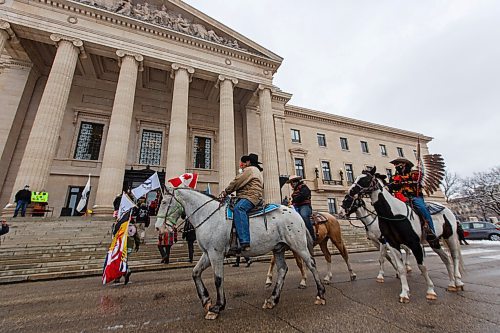 MIKE DEAL / WINNIPEG FREE PRESS
Indigenous leaders and allies take part in a Horse Spirit Ride for the Mikmaq lobster fishers that began at the at the Royal Canadian Mounted Police (RCMP) Headquarters on Portage Avenue and went to the front steps of the Manitoba Legislative building, Wednesday afternoon.
201021 - Wednesday, October 21, 2020.
