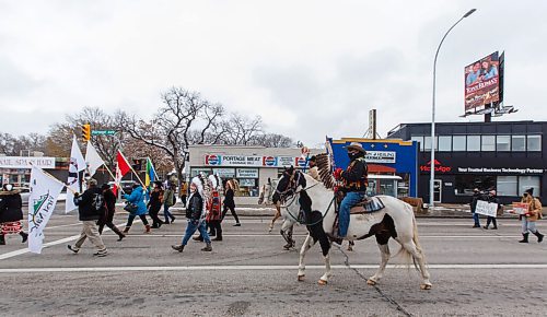 MIKE DEAL / WINNIPEG FREE PRESS
Indigenous leaders and allies take part in a Horse Spirit Ride for the Mikmaq lobster fishers that began at the at the Royal Canadian Mounted Police (RCMP) Headquarters on Portage Avenue and went to the front steps of the Manitoba Legislative building, Wednesday afternoon.
201021 - Wednesday, October 21, 2020.