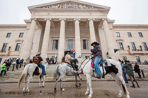 MIKE DEAL / WINNIPEG FREE PRESS
Indigenous leaders and allies take part in a Horse Spirit Ride for the Mikmaq lobster fishers that began at the at the Royal Canadian Mounted Police (RCMP) Headquarters on Portage Avenue and went to the front steps of the Manitoba Legislative building, Wednesday afternoon.
201021 - Wednesday, October 21, 2020.