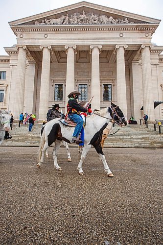 MIKE DEAL / WINNIPEG FREE PRESS
Indigenous leaders and allies take part in a Horse Spirit Ride for the Mikmaq lobster fishers that began at the at the Royal Canadian Mounted Police (RCMP) Headquarters on Portage Avenue and went to the front steps of the Manitoba Legislative building, Wednesday afternoon.
201021 - Wednesday, October 21, 2020.