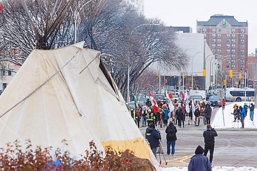 MIKE DEAL / WINNIPEG FREE PRESS
Indigenous leaders and allies take part in a Horse Spirit Ride for the Mikmaq lobster fishers that began at the at the Royal Canadian Mounted Police (RCMP) Headquarters on Portage Avenue and went to the front steps of the Manitoba Legislative building, Wednesday afternoon.
201021 - Wednesday, October 21, 2020.