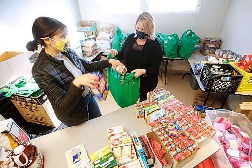 JOHN WOODS / WINNIPEG FREE PRESS
Dana Riccio-Arabe, executive director of Wahbung Abinoonjiiag, right, and Brianna Blind are photographed as they assemble hampers funded by United Way at Wahbung Abinoonjiiag in  Winnipeg Thursday, October 22, 2020. 

Reporter: Epp