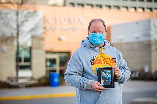 MIKAELA MACKENZIE / WINNIPEG FREE PRESS

John Dobbin poses for a photo in front of Victoria General Hospital, where both of his parents are in wards with positive COVID cases (and his 82-year-old mother tested positive for the virus), in Winnipeg on Friday, Oct. 23, 2020. For JS story.

Winnipeg Free Press 2020