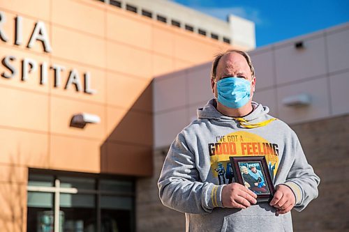 MIKAELA MACKENZIE / WINNIPEG FREE PRESS

John Dobbin poses for a photo in front of Victoria General Hospital, where both of his parents are in wards with positive COVID cases (and his 82-year-old mother tested positive for the virus), in Winnipeg on Friday, Oct. 23, 2020. For JS story.

Winnipeg Free Press 2020