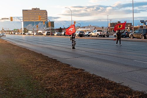 JESSE BOILY  / WINNIPEG FREE PRESS
Demonstrators marched down Portage Ave and blocked both lanes of traffic at St. James st. on Friday evening. Demonstrators held signs in support of the Wetsuweten and Mikmaki. Friday, Oct. 23, 2020.
Reporter:STDUP
