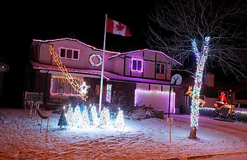 BORIS.MINKEVICH@FREEPRESS.MB.CA BORIS MINKEVICH/ WINNIPEG FREE PRESS  091213 Christmas lights at a home at 18 Mildred Street.