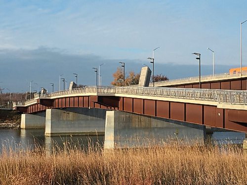 Canstar Community News The active transportation bridge linking Elmwood and Point Douglas was built at a lower height than the motor vehicle bridge, reducing the steepness of the grade.