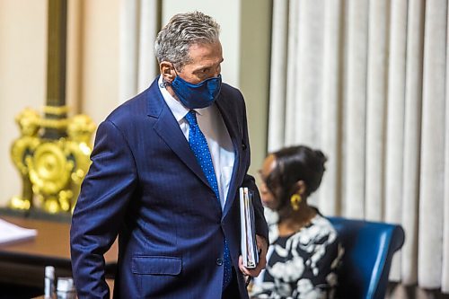 MIKAELA MACKENZIE / WINNIPEG FREE PRESS

Premier Brian Pallister walks into question period at the Manitoba Legislative Building in Winnipeg on Monday, Oct. 26, 2020. For Carol/Larry story.

Winnipeg Free Press 2020