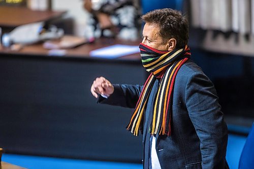 MIKAELA MACKENZIE / WINNIPEG FREE PRESS

Ron Schuler, minister of infrastructure, wears a scarf as a face covering while walking in to question period at the Manitoba Legislative Building in Winnipeg on Monday, Oct. 26, 2020. For Carol/Larry story.

Winnipeg Free Press 2020