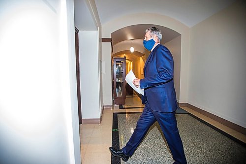 MIKAELA MACKENZIE / WINNIPEG FREE PRESS

Premier Brian Pallister walks in to speak to the media about legislative amendments for COVID-19 job-protected leave at the Manitoba Legislative Building in Winnipeg on Monday, Oct. 26, 2020. For Carol/Larry story.

Winnipeg Free Press 2020