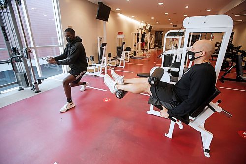 JOHN WOODS / WINNIPEG FREE PRESS
Mike Raimbault, right, coach of the University of Winnipeg Wesmen basketball team, works out with his team at the Duckworth Centre  Monday, October 26, 2020. 

Reporter: Allen