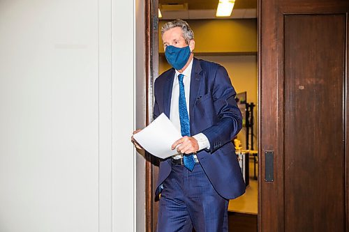 MIKAELA MACKENZIE / WINNIPEG FREE PRESS

Premier Brian Pallister walks out after speaking to the media about legislative amendments for COVID-19 job-protected leave at the Manitoba Legislative Building in Winnipeg on Monday, Oct. 26, 2020. For Carol/Larry story.

Winnipeg Free Press 2020