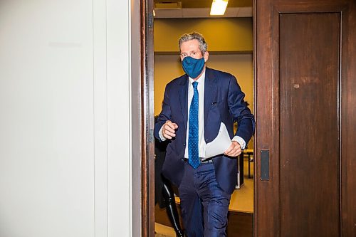 MIKAELA MACKENZIE / WINNIPEG FREE PRESS

Premier Brian Pallister walks out after speaking to the media about legislative amendments for COVID-19 job-protected leave at the Manitoba Legislative Building in Winnipeg on Monday, Oct. 26, 2020. For Carol/Larry story.

Winnipeg Free Press 2020