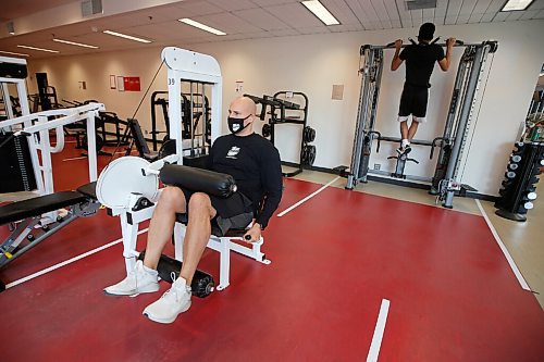 JOHN WOODS / WINNIPEG FREE PRESS
Mike Raimbault, left, coach of the University of Winnipeg Wesmen basketball team, works out with his team at the Duckworth Centre  Monday, October 26, 2020. 

Reporter: Allen