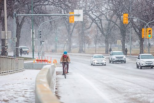 MIKAELA MACKENZIE / WINNIPEG FREE PRESS

A cyclist battles the snow and wind while crossing the Osborne Street Bridge in Winnipeg on Tuesday, Oct. 27, 2020. Standup.

Winnipeg Free Press 2020