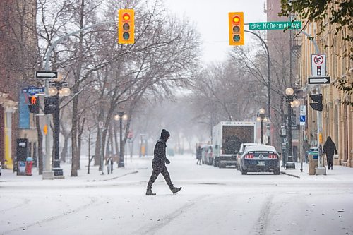 MIKAELA MACKENZIE / WINNIPEG FREE PRESS

A pedestrian walks across Albert Street in the snowy exchange district in Winnipeg on Tuesday, Oct. 27, 2020. Standup.

Winnipeg Free Press 2020
