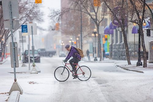 MIKAELA MACKENZIE / WINNIPEG FREE PRESS

A cyclist crosses McDermot Avenue in the snowy exchange district in Winnipeg on Tuesday, Oct. 27, 2020. Standup.

Winnipeg Free Press 2020