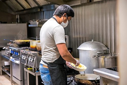 MIKAELA MACKENZIE / WINNIPEG FREE PRESS

Ivan Reyas, with Lovers in Pares, prepares food in the shared kitchen at Food Trip Kitchen in Winnipeg on Tuesday, Oct. 27, 2020. A quartet of Filipino restaurants setting up shop under one roof at Food Trip Kitchen. For Temur Durrani story.

Winnipeg Free Press 2020